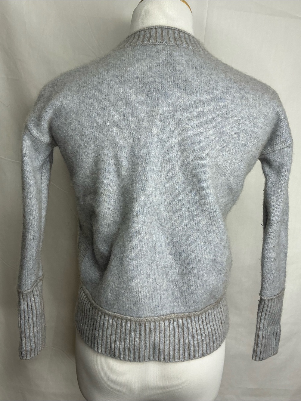 2246 - KINROSS CASHMERE - Luxurious 100% Cashmere V-Neck Sweater in Light Gray - Picture 4 of 9